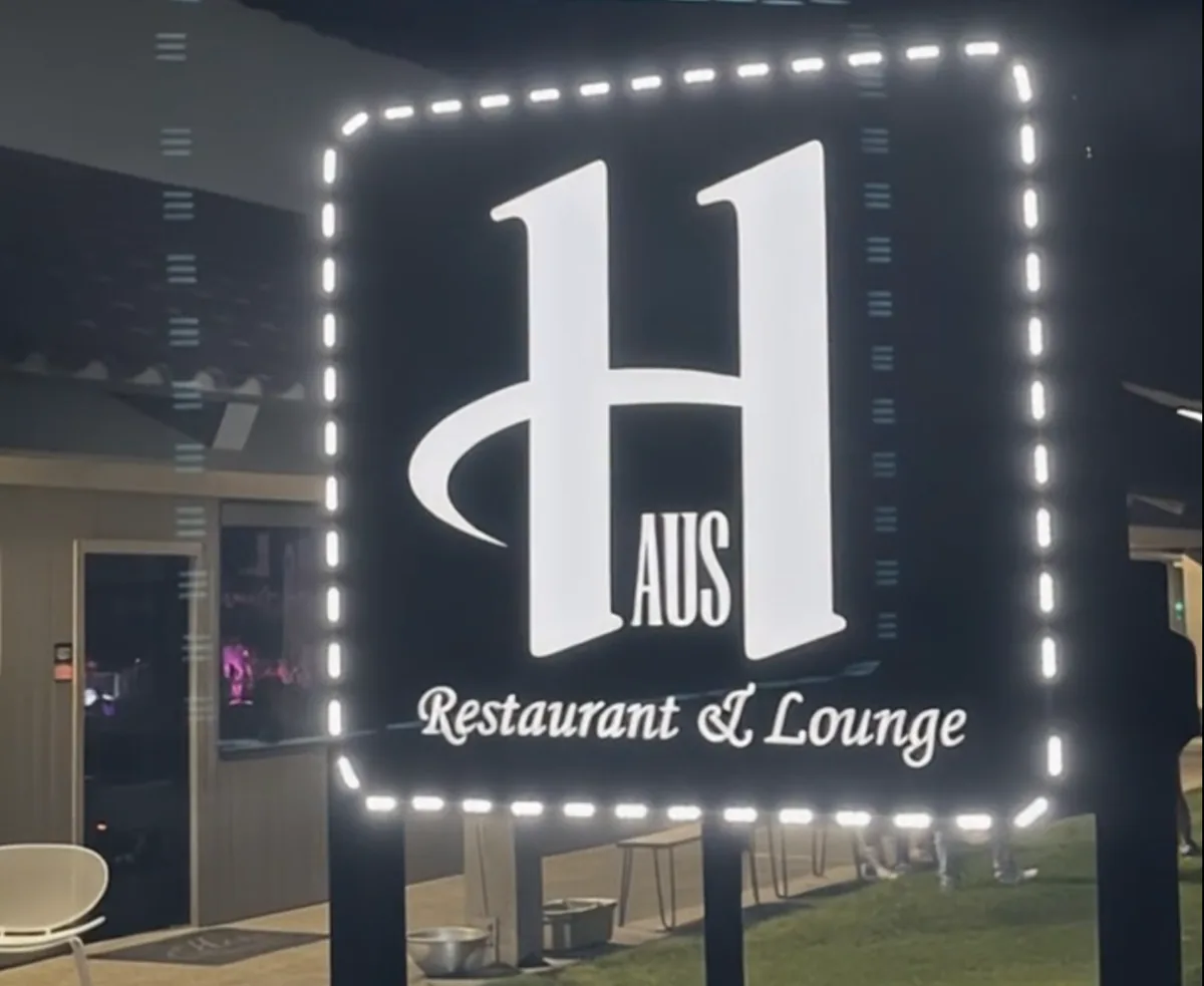 같은 팀이 운영하는 라미라다의 한국식 소주바 The Haus Lounge의 야간 간판.