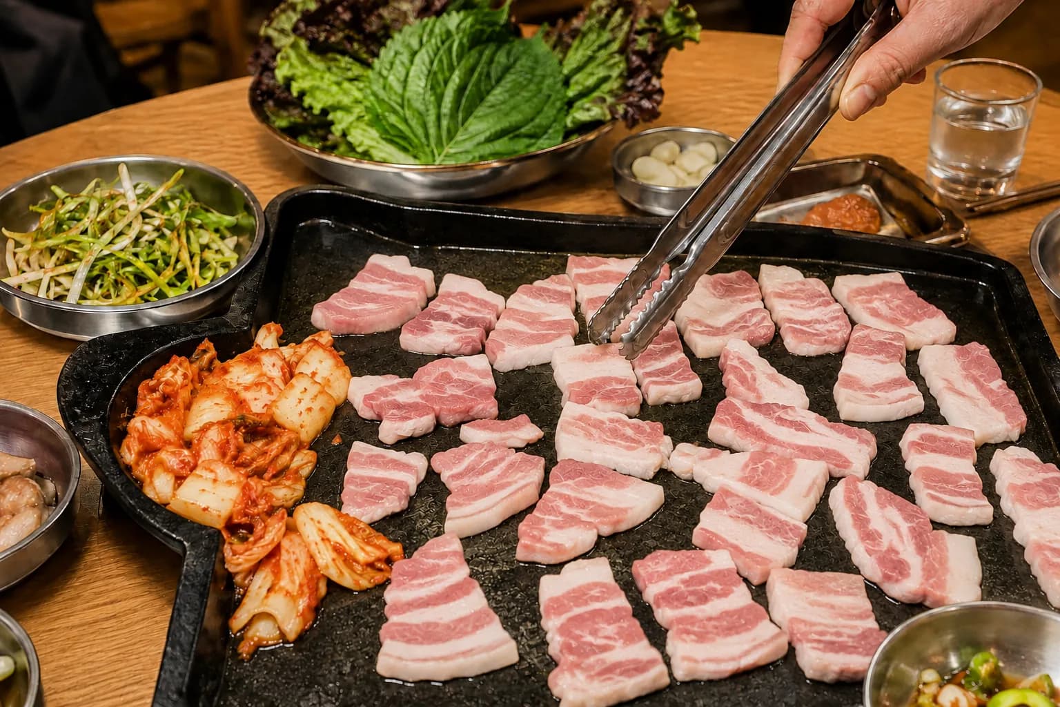 삼겹살과 김치가 올려진 식탁의 AI 콘셉트 이미지. 실제 매장 사진이 아닙니다.